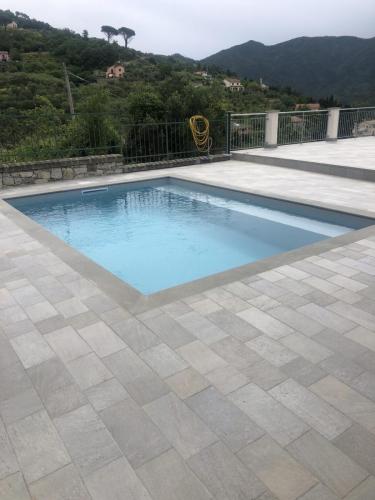 Rivestimento liner grigio - Piscina a Castiglione Chiavarese