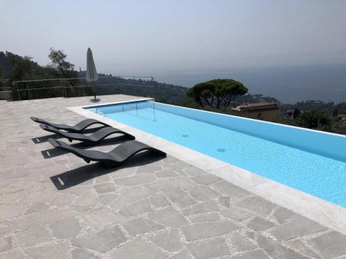 Rivestimento liner bianco- Piscina a sfioro alture Rapallo