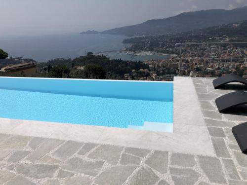 Rivestimento liner bianco- Piscina a sfioro alture Rapallo