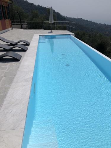 Rivestimento liner bianco- Piscina a sfioro alture Rapallo