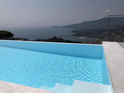 Rivestimento liner bianco- Piscina a sfioro alture Rapallo