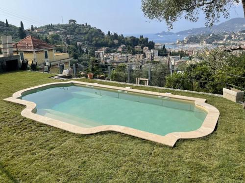 Piscina a skimmer dalle forme sinuose