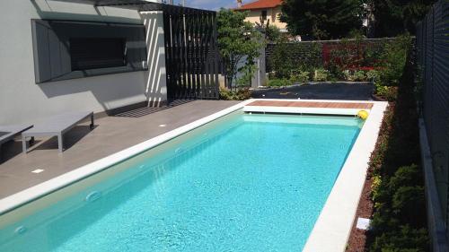 Piscina in casseri, rivestimento in PVC con copertura a tapparella - Sovico (MB)