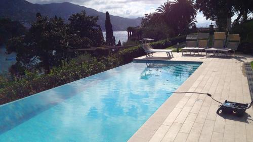 ​​Piscina a sfioro in cemento armato, rivestimento mosaico